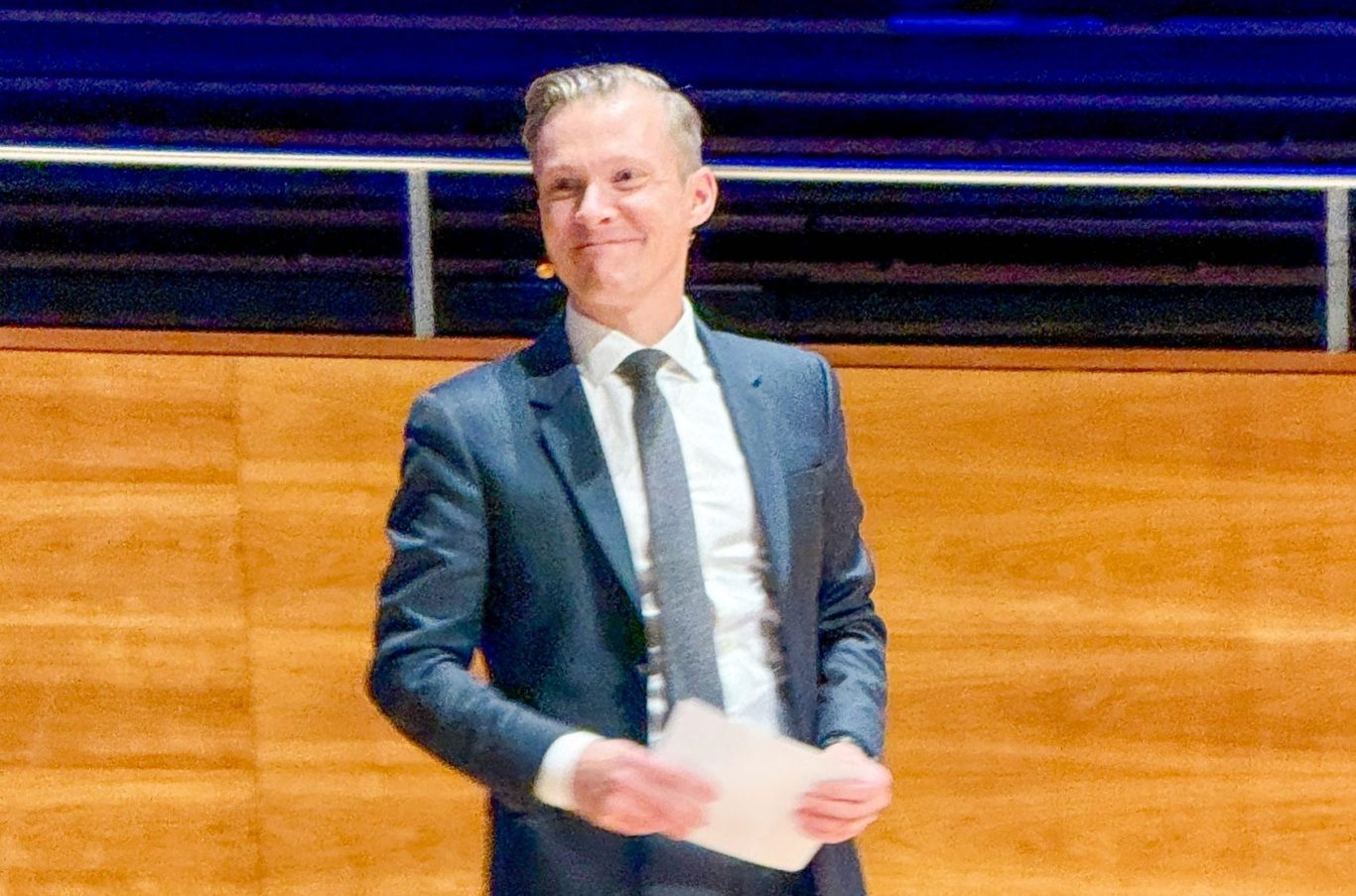 Zwei Mikrofone mit nummerierten Aufklebern 1 und 2 stehen auf einem Tisch.